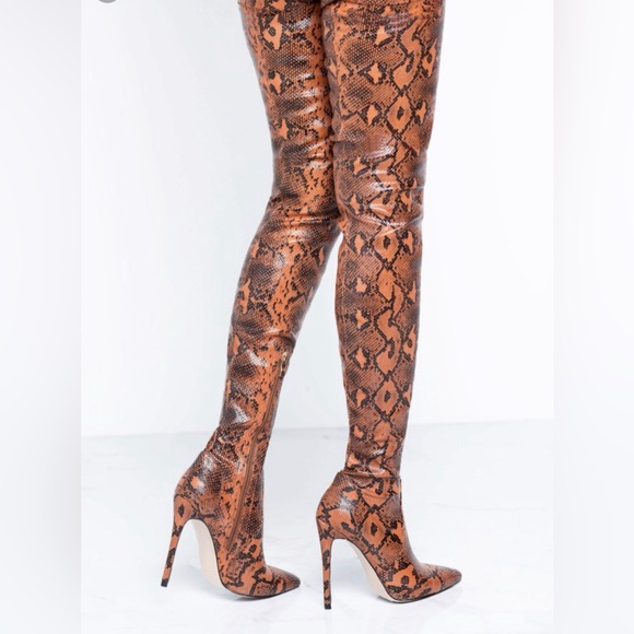 kloset envy Thigh high rust snake boots. Sold out. Never worn size 7.5 - Picture 2 of 7